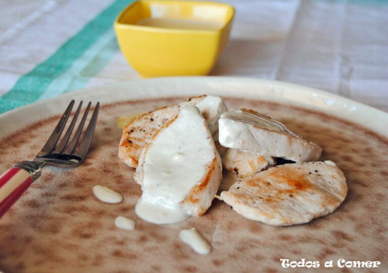 Pollo con salsa de queso azul