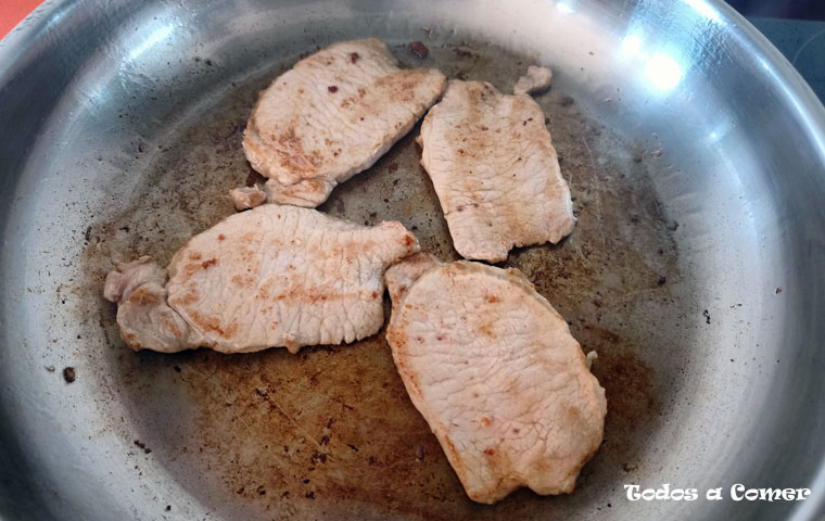 Lomo con pimientos- Marcando los filetes