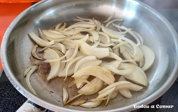 Lomo con pimientos- Pochando la cebolla