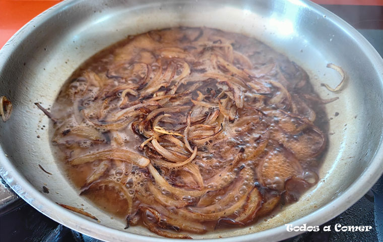 Lomo con pimientos caramelizados- Cocinando los ingredientes de la salsa