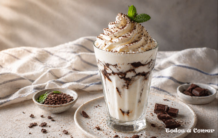 Receta fácil de batido de stracciatella, de chocolate y nata