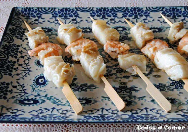 Brochetas de pescado y langostinos a la plancha