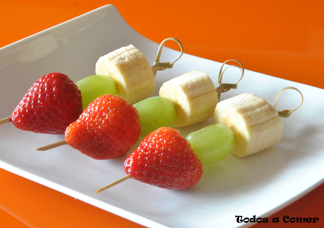 Brochetas de fruta sencillas para niños