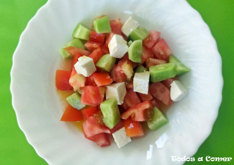 Ensalada de pepino y tomate. Receta sencilla
