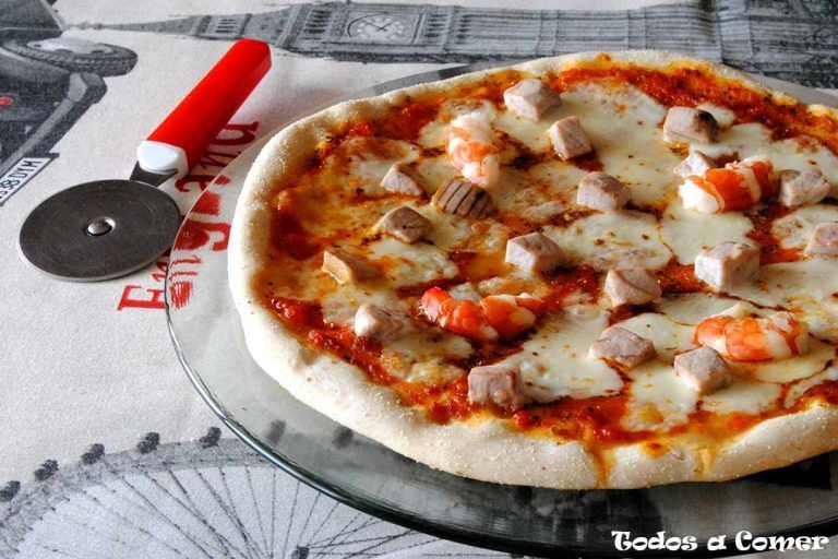 Receta de pizza marinera, de atún y gambas