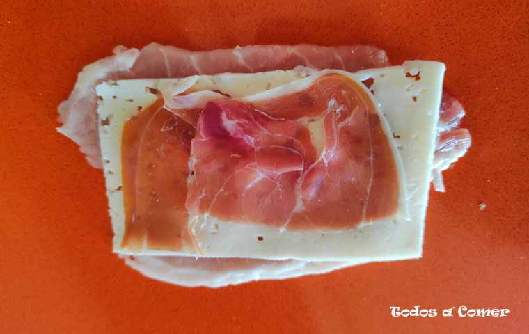 Flamenquines cordobeses caseros- Filete con el jamón y el queso