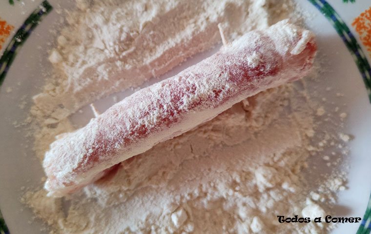 Flamenquines cordobeses caseros- Rebozado paso 1 (harina)