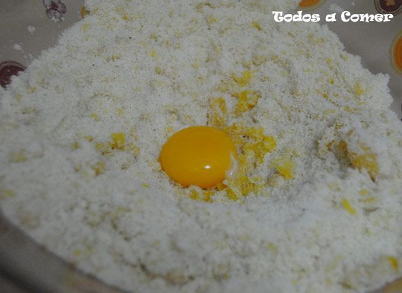 Receta: turrón de yema tostada- Añadir yemas de huevo
