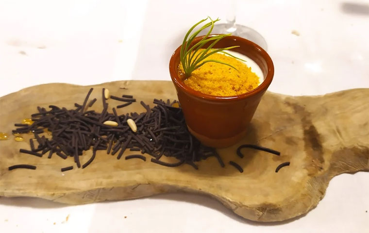 Postre 'Recolectando resina en el pinar', de El Riscal