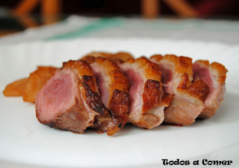 Magret de pato con peras al vino tinto