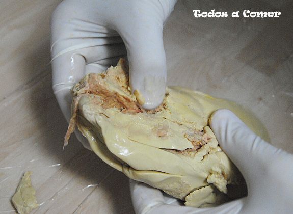 Cómo desvenar un hígado de pato Cómo desvenar un hígado de pato- Extrayendo la vena principal