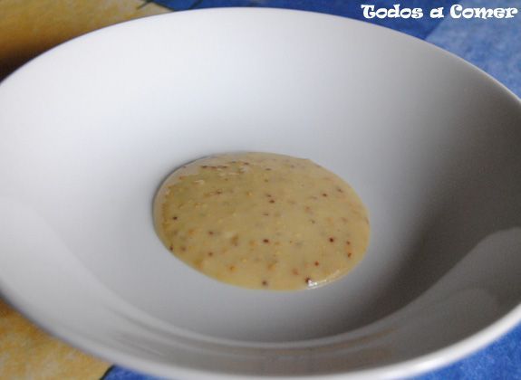 Receta de ensalada templada de queso de rulo de cabra - Poniendo el aliño en el plato