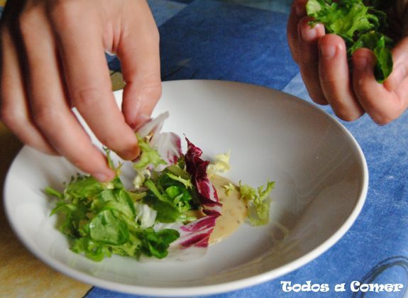 Receta de ensalada templada de queso de rulo de cabra- Añadiendo ingredientes