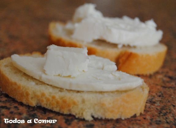Receta de ensalada templada de queso de rulo de cabra- Queso sobre el pan