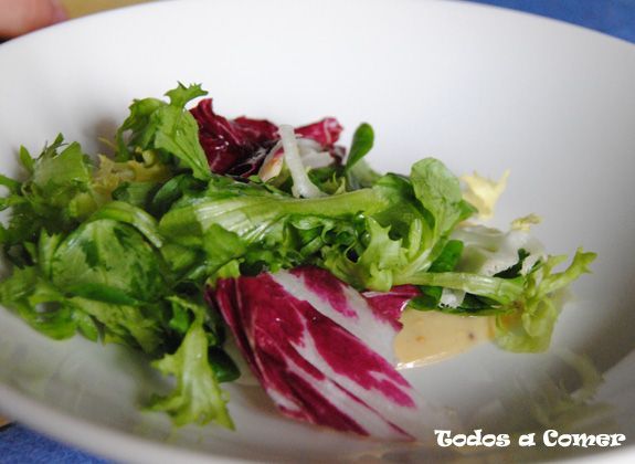 Receta de ensalada templada de queso de rulo de cabra- Montando la ensalada
