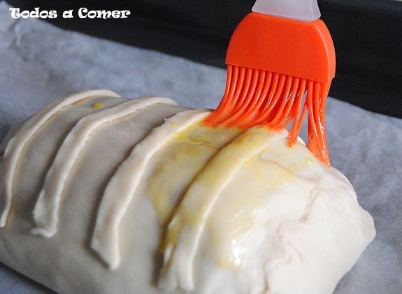 Receta de Solomillo Wellington Receta de Solomillo Wellington - Pintando hojaldre con huevo