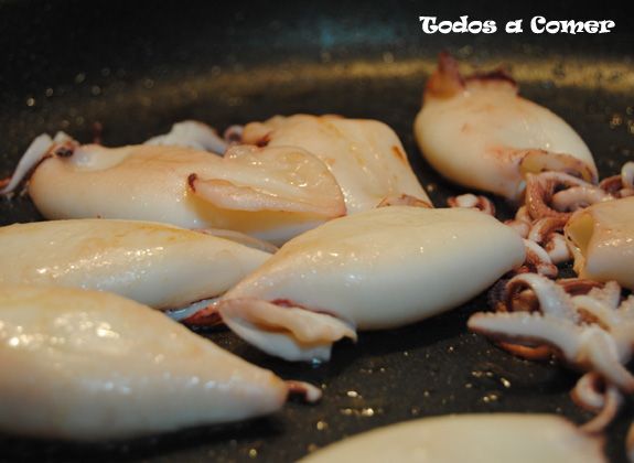 Receta de caldereta de pescado y marisco - Friendo los calamares