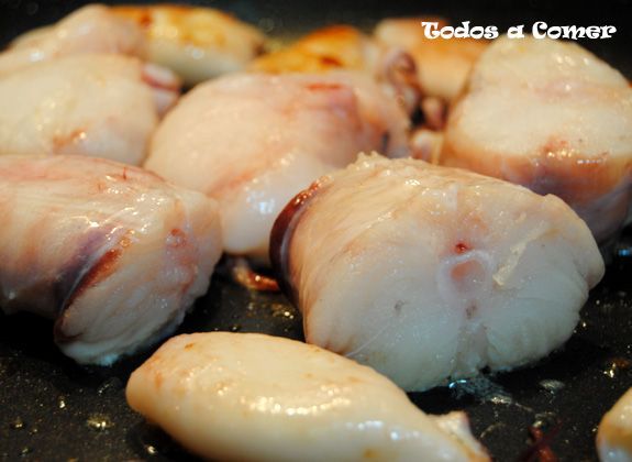 Receta de caldereta de pescado y marisco - Friendo el pescado