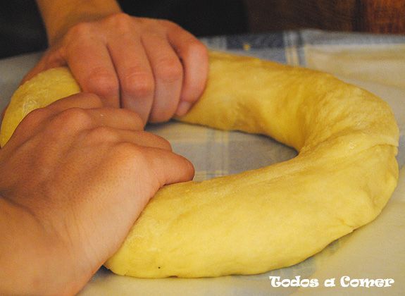 Formando la mona de pascua
