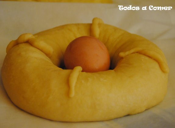 Mona de pascua levando