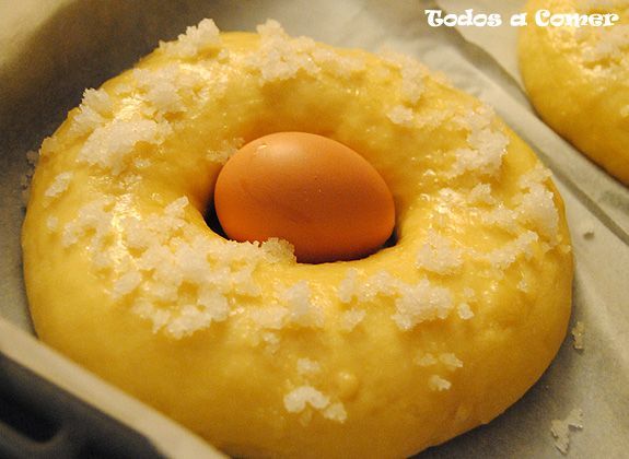Decorando la mona de pascua