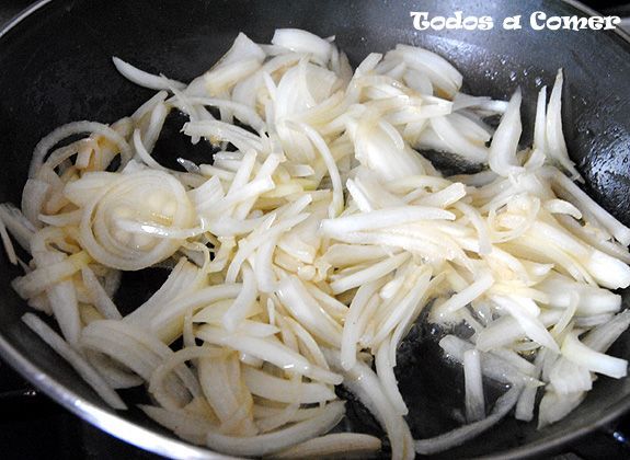 Receta de patatas panadera- Pochando cebolla