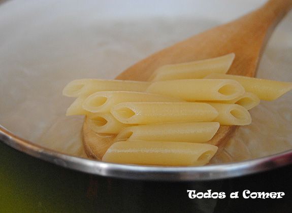 Macarrones con chorizo y tomate- Cociendo la pasta