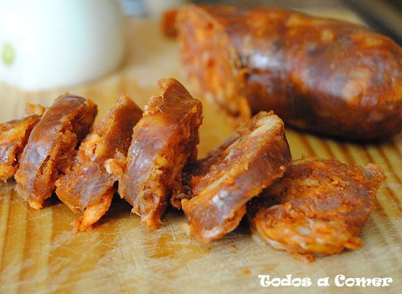 Macarrones con chorizo y tomate- Cortando el chorizo