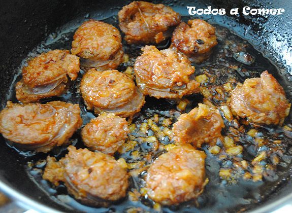 Macarrones con chorizo y tomate- Cocinando el chorizo y la cebolla