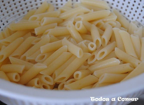 Macarrones con chorizo y tomate- Escurriendo la pasta