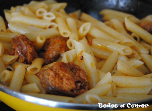 Macarrones con chorizo y tomate- Mezclando la pasta con el chorizo 