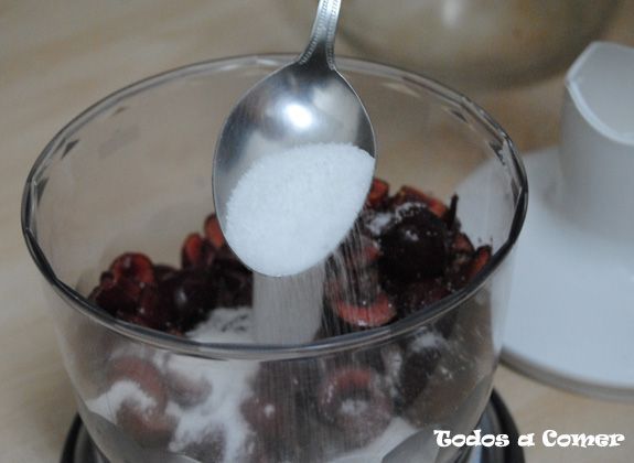 Receta de batido de cerezas Receta de batido de cerezas- Añadiendo el azúcar