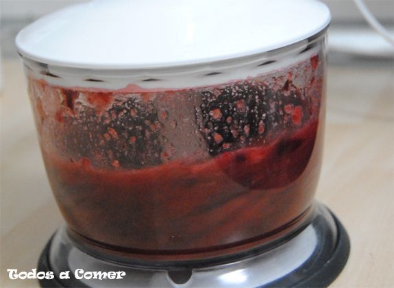 Receta de batido de cerezas Receta de batido de cerezas- Triturando los ingredientes
