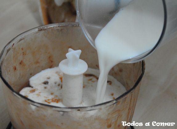 Receta de batido de cerezas Receta de batido de cerezas- Añadiendo la leche