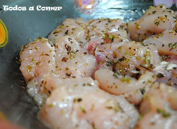 Receta de brochetas de pollo con piña - Macerando la carne