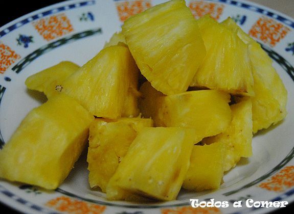 Receta de brochetas de pollo con piña - Cortando la piña