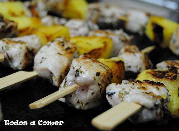 Receta de brochetas de pollo con piña - Cocinando las brochetas