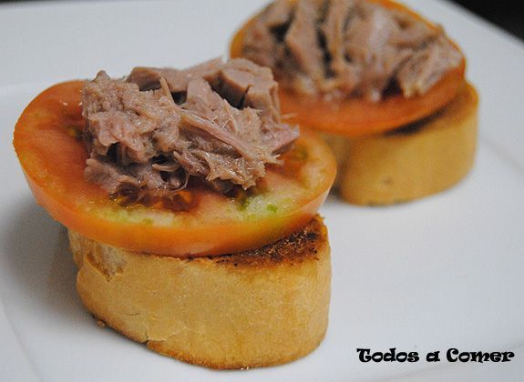 Receta: Canapés fríos con tomate y atún