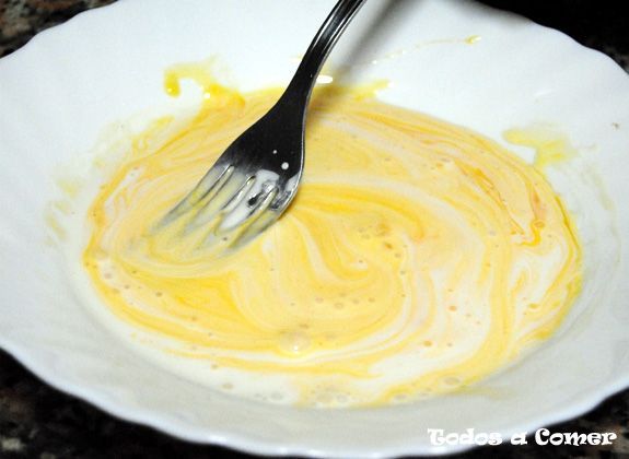Espaguetis a la carbonara - Mezclando la nata y el huevo