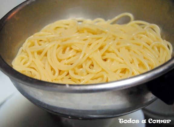Espaguetis a la carbonara - Escurriendo los espaguetis
