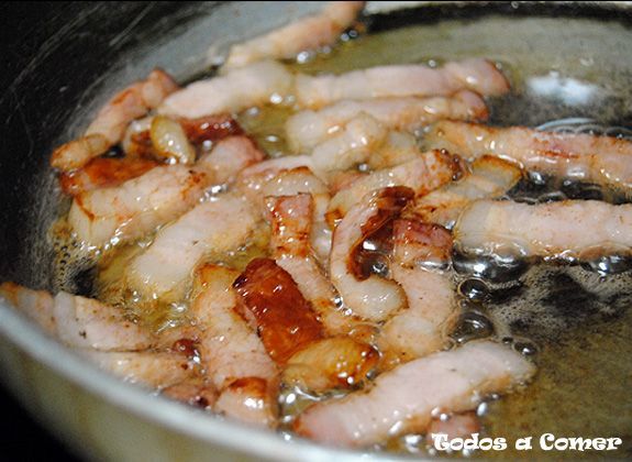 Espaguetis a la carbonara - Friendo el bacon