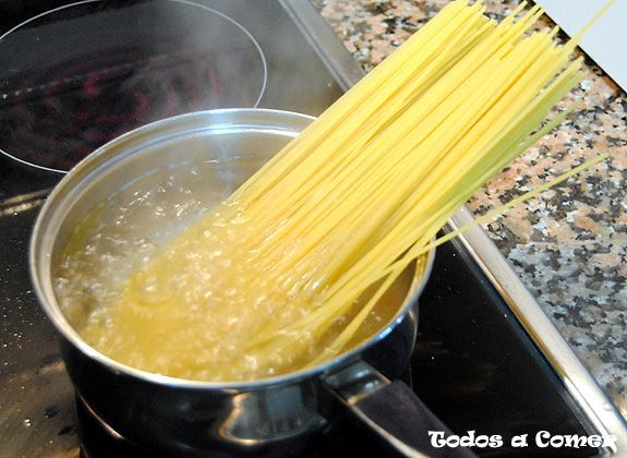 Espaguetis a la carbonara - Cociendo espaguetis