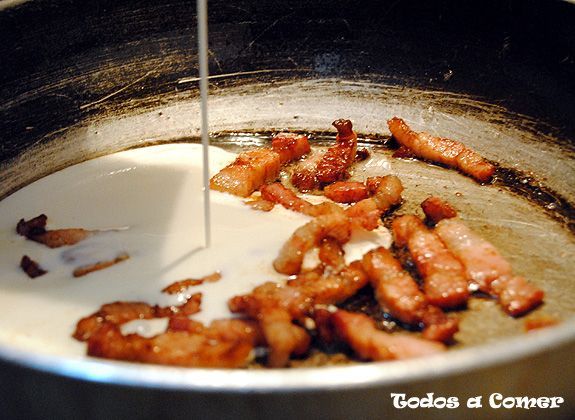 Espaguetis a la carbonara -Añadiendo la nata al bacon