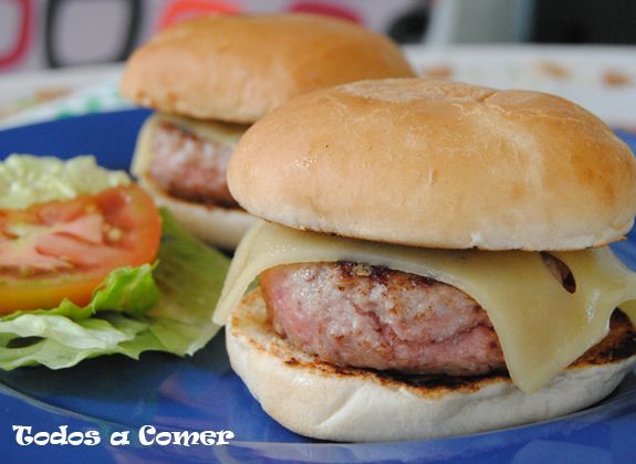 Hamburguesa casera con queso. Presentación final