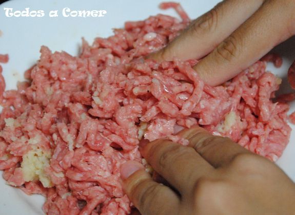 Receta. Hamburguesas con queso. Mezclar carne picada