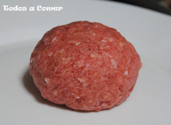 Receta. Hamburguesas de queso. Bola de carne picada