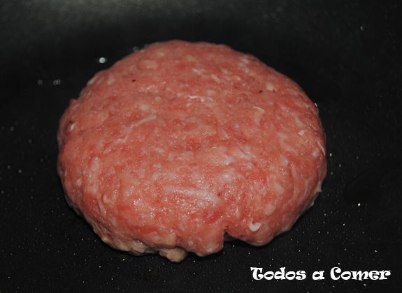 Receta. Hamburguesa con queso. Freír las hamgurguesas