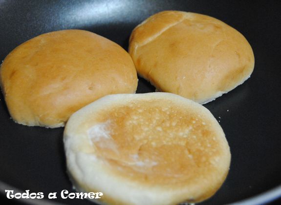 Receta. Hamburguesa con queso. Dorar el pan de hamburguesa