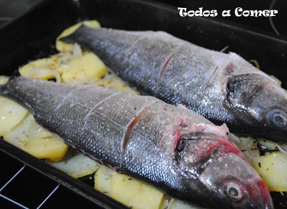 Receta - Lubina al horno con patatas - antes de hornear Receta - Lubina al horno con patatas - antes de hornear