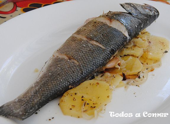 Receta - Lubina al horno con patatas - lista para comer Receta - Lubina al horno con patatas - lista para comer